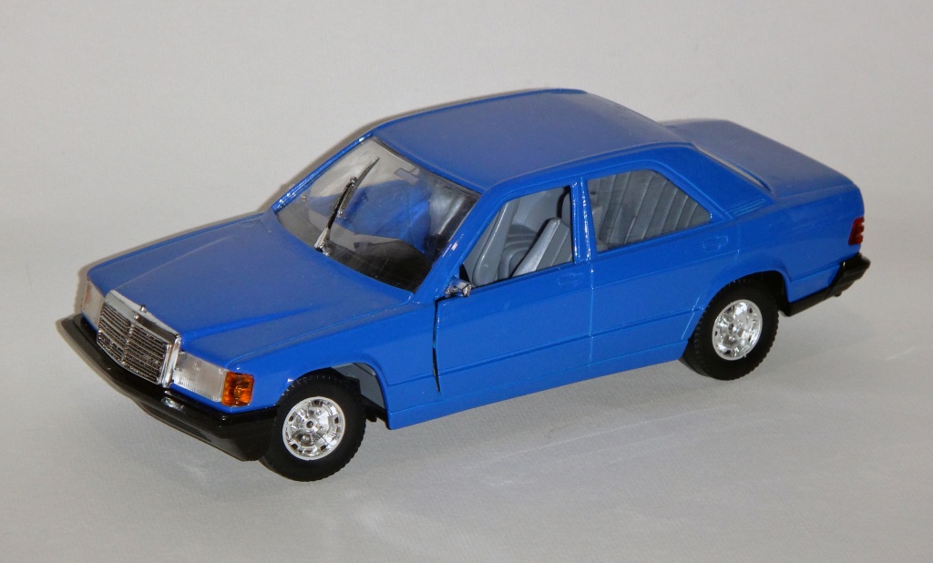 MERCEDES BENZ 190E BURAGO 1/24